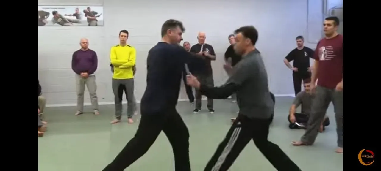 Systema-Training in der Gruppe — Teilnehmer üben eine Anwendung im Kreis der Trainingsgruppe